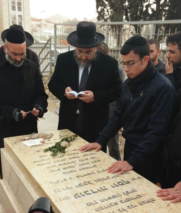 צפו: הרב אמסלם מבקש סליחה מהרב עובדיה יוסף