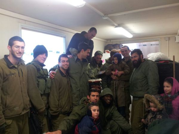 קור קיצוני: תושבי יצהר דאגו לאוכל חם לחיילים