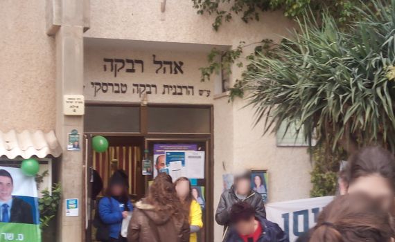 ביזיון: הקלפיות מוצבות ליד ארון הקודש