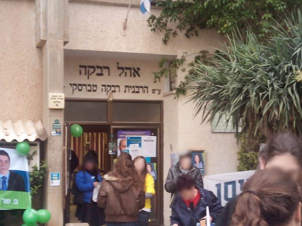 ביזיון: הקלפיות מוצבות ליד ארון הקודש