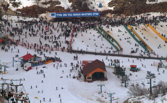 נפילות פצמ"רים בחרמון; אתר הגלישה פונה