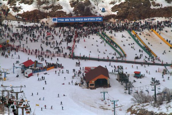 נפילות פצמ"רים בחרמון; אתר הגלישה פונה
