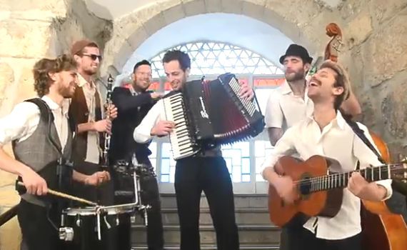 גוטה גוטה: נכנס יין, יצא ניגון ריקוד חב"ד. צפו