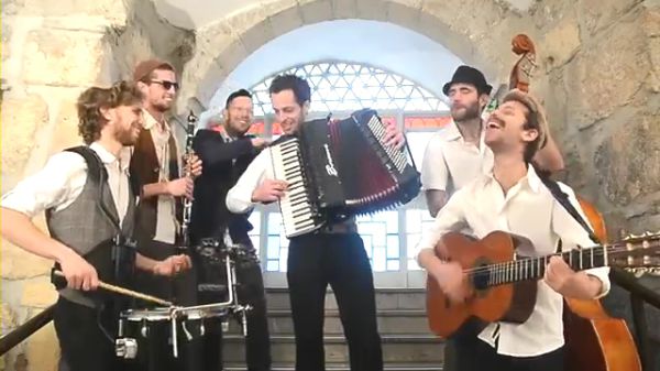 גוטה גוטה: נכנס יין, יצא ניגון ריקוד חב"ד. צפו