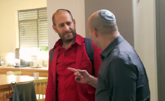 חנוך דאום מתנחל אצל נפתלי בנט. צפו