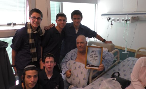 צפו: הנהג הרצל ביטון מקבל תעודת הוקרה