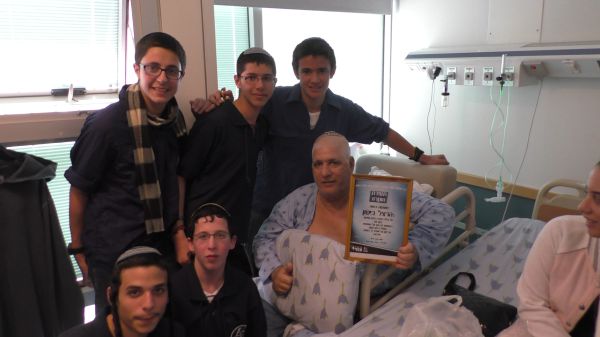 צפו: הנהג הרצל ביטון מקבל תעודת הוקרה