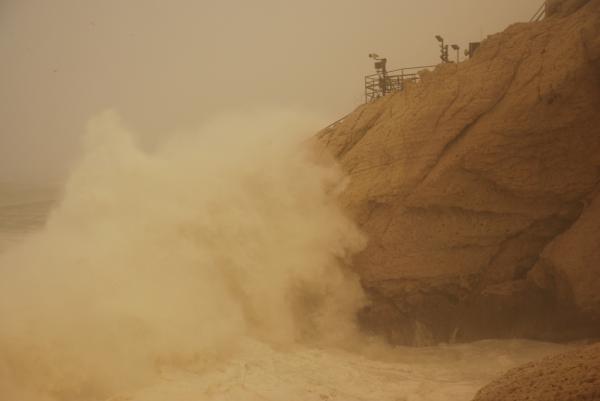 כך נראית הסערה: גלי ענק בראש הנקרה