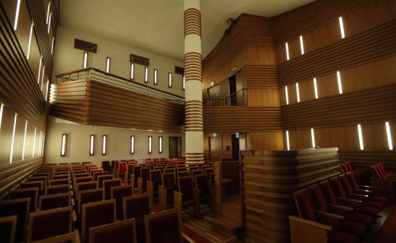 שו"ת: האם מותר לשנות מקום קבוע של מתפללים?