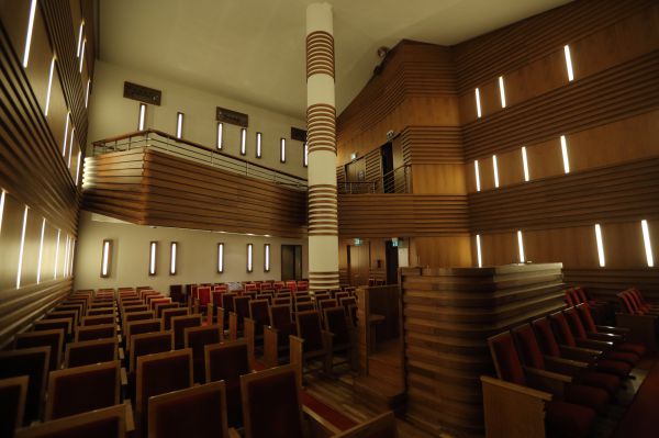 שו"ת: האם מותר לשנות מקום קבוע של מתפללים?