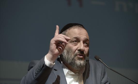 השקופים: דרעי ממחזר תעמולה קומוניסטית