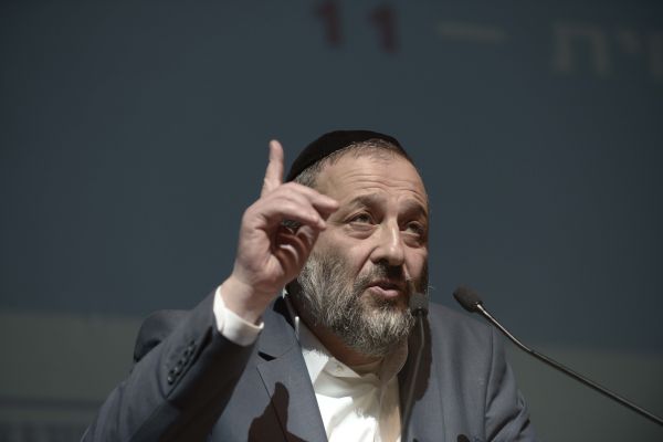 השקופים: דרעי ממחזר תעמולה קומוניסטית