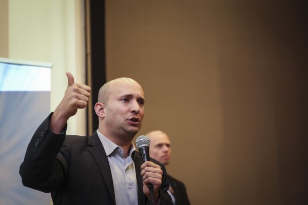 בנט: להניח לקמפיינים ולחזק את נתניהו בארה"ב