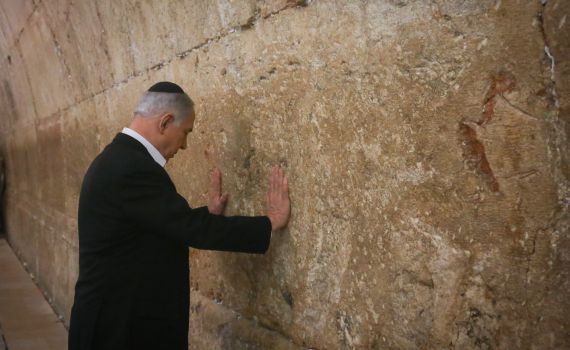 בדרך לארה"ב: נתניהו התפלל בכותל המערבי