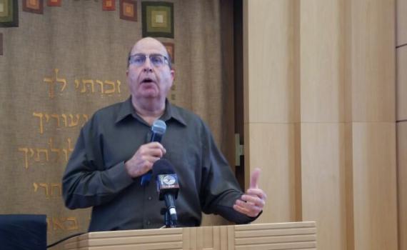 יעלון במתקפה על לפיד: פגע בגיוס החרדים, תקע את הדיור