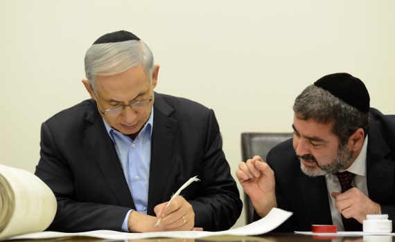 נתניהו כתב אות בספר התורה לזכר נרצחי פריז