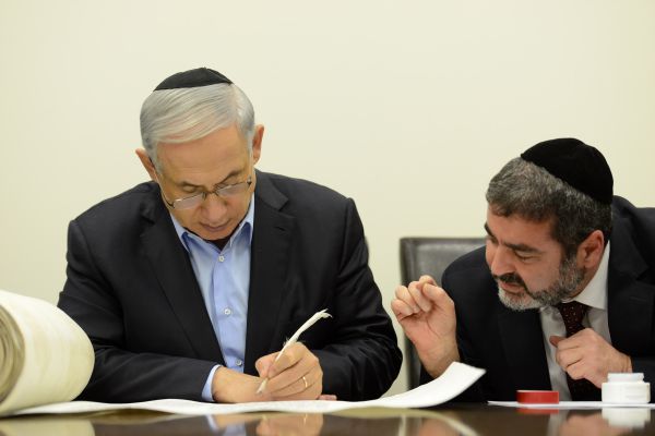 נתניהו כתב אות בספר התורה לזכר נרצחי פריז