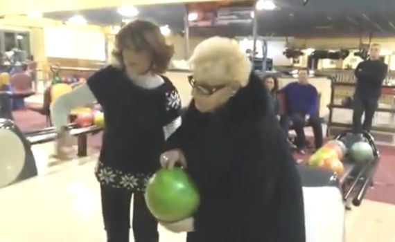 צפו: הסבתא בת ה-84 בזריקה מנצחת