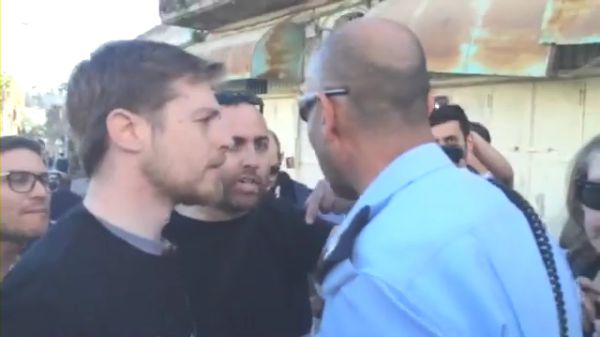 שמאלנים מתעמתים עם שוטרים בחברון. צפו