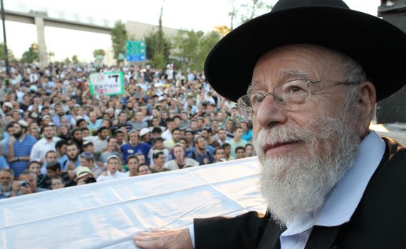 צפו: תושבי קרית ארבע נפרדים מהרב דוב ליאור