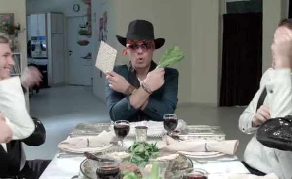 קליפ הפסח של אש התורה: פסח פאנק. צפו