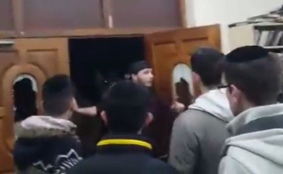צפו: בית כנסת הותקף בידי בריונים בלונדון