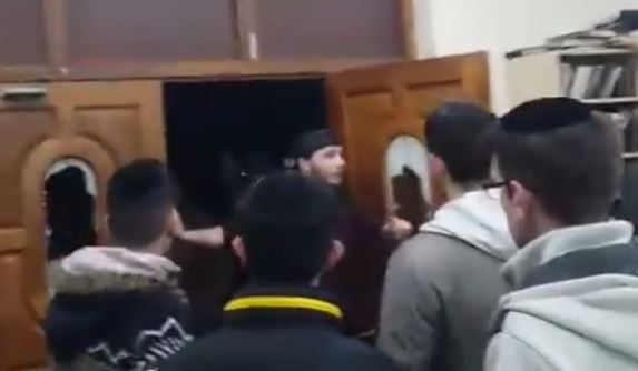 צפו: בית כנסת הותקף בידי בריונים בלונדון