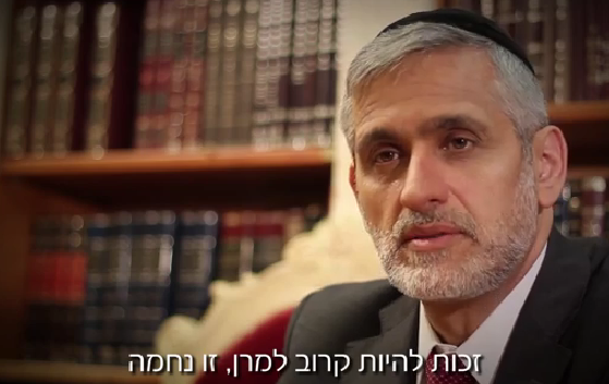 עם דמעות: ישי צילם סרטון בבית הרב עובדיה