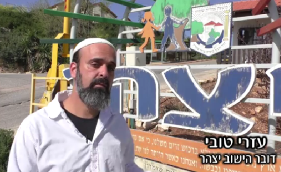 צפו: תושבי יצהר עורכים ליאיר לפיד סיור ביישוב