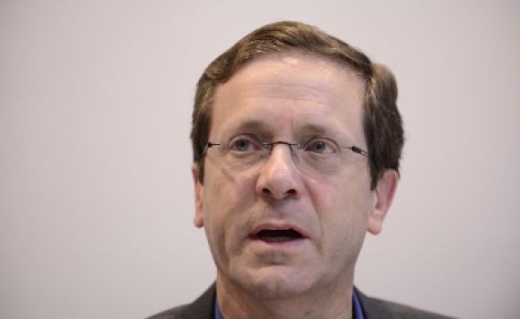 הרצוג: "בנט מתבכיין כדי לסחוט עוד התנחלות"