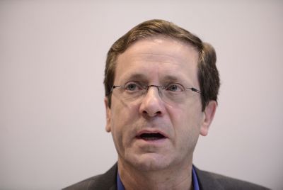 הרצוג: "בנט מתבכיין כדי לסחוט עוד התנחלות"