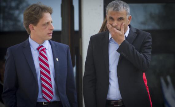 גרסאות סותרות לגבי דרישותיו של כחלון