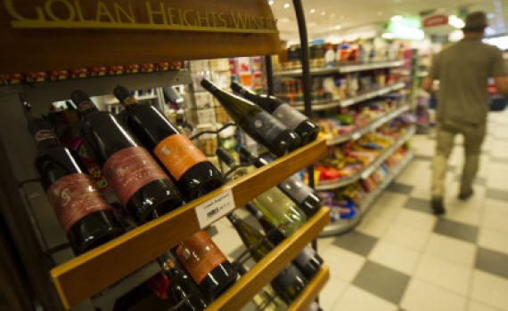 שו"ת: האם נשים מצוות בשתיית יין בפורים?