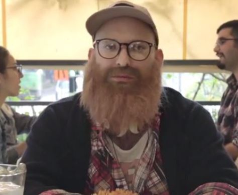 היפסטר בחנות חרסינה / דעה