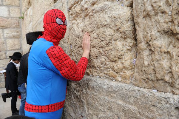 להיות מוכנים לחג: הלכות פורים לפי מנהגי כל העדות