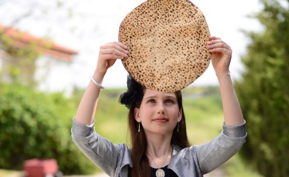 שו"ת: מה עדיף מצה עגולה או מרובעת?