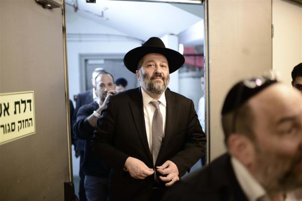 הרב אליהו: מי שמעל בכספים אסור להצביע לו