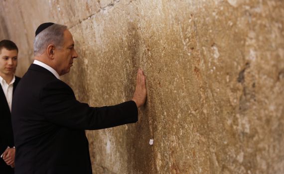 נתניהו הגיע לכותל לתפילת הודיה על הנצחון