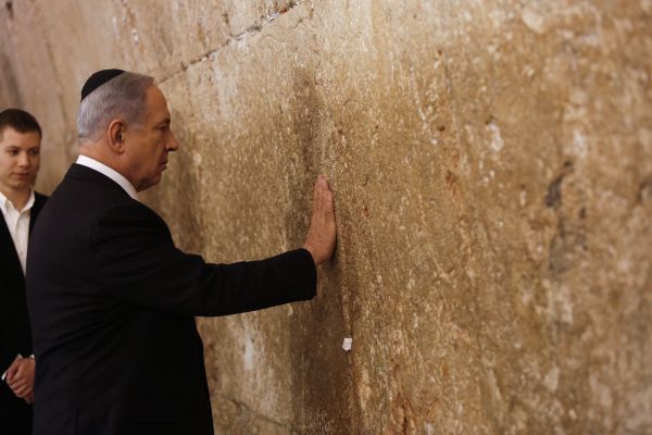 נתניהו הגיע לכותל לתפילת הודיה על הנצחון