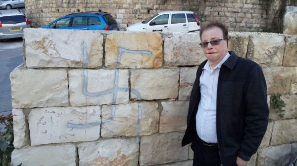 'מוות ליהודים' וצלבי קרס 400 מטר מהכותל