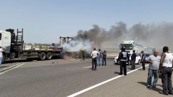 נהג משאית נפצע קשה בתאונה בכביש 7