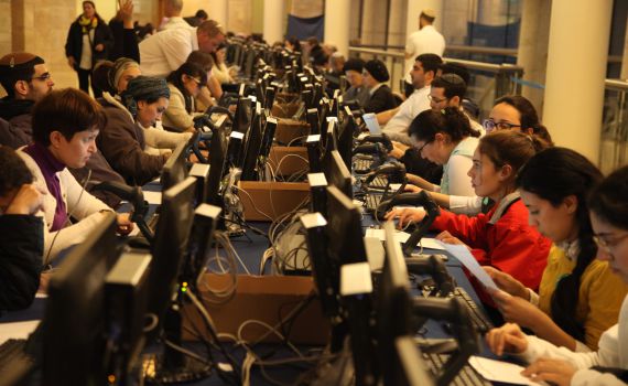 תמונה מהכנסת: הכנות אחרונות לספירת הקולות