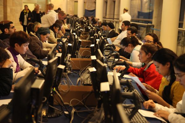 תמונה מהכנסת: הכנות אחרונות לספירת הקולות