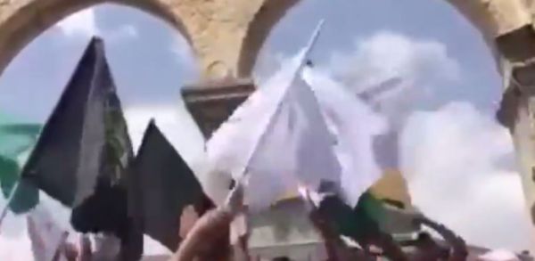 צפו: דגלי חמאס בהפגנה למען מחבלים בהר הבית