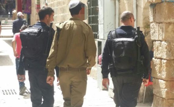 חייל צה"ל נעצר בהר הבית בחשד שקד קידה