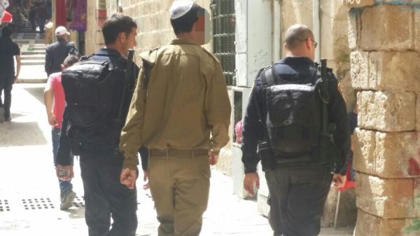 חייל צה"ל נעצר בהר הבית בחשד שקד קידה