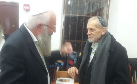 לראשונה מאז אושפז; הרב בני אלון הופיע בציבור