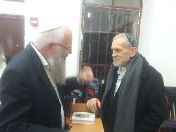 לראשונה מאז אושפז; הרב בני אלון הופיע בציבור