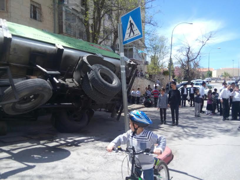 נס: משאית התהפכה על מדרכה בסמוך לילדים