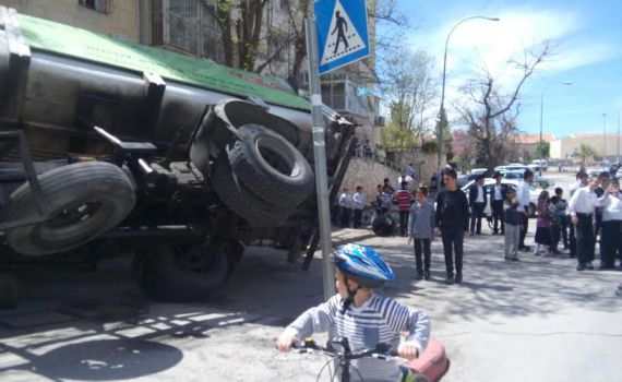 נס: משאית התהפכה על מדרכה בסמוך לילדים